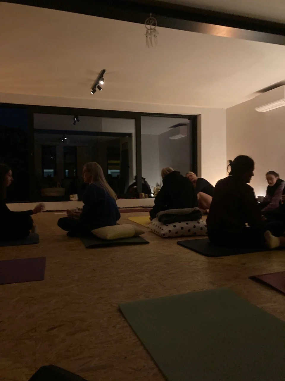 Deelnemers op matjes tijdens een relaxatieavond in 121 Health House