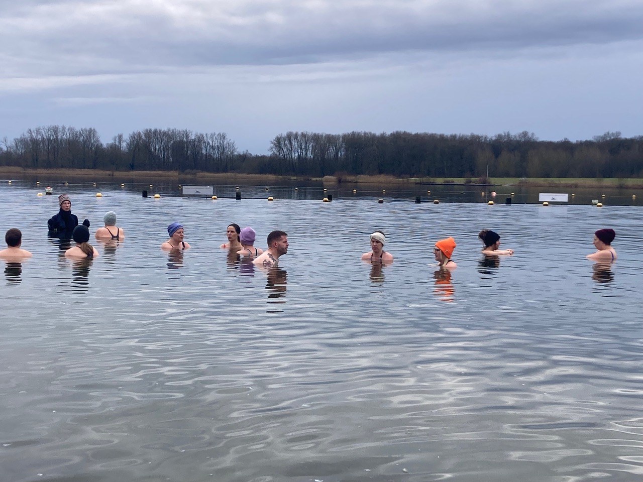 Groep aan het water in Nieuwdonk