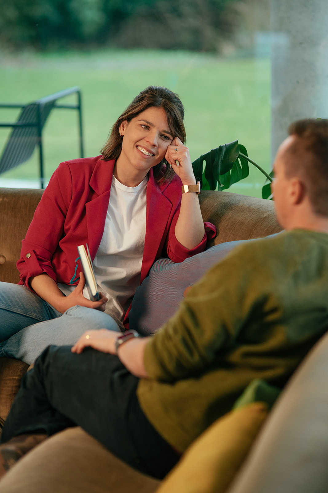 Liselotte in gesprek met een cliënt op de couch