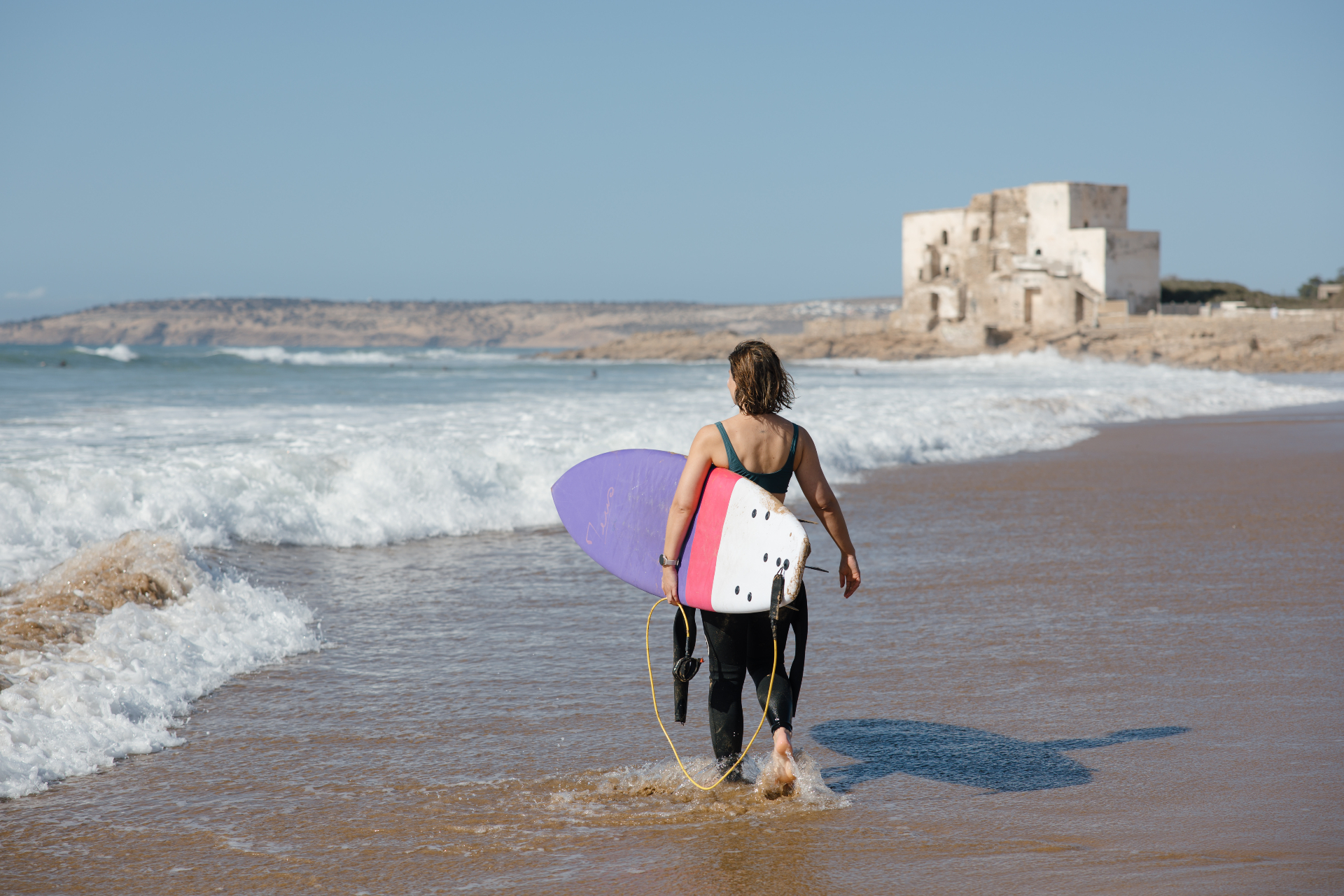Surfen aan de kust van Essaouira tijdens de Ocean Reset Retreat