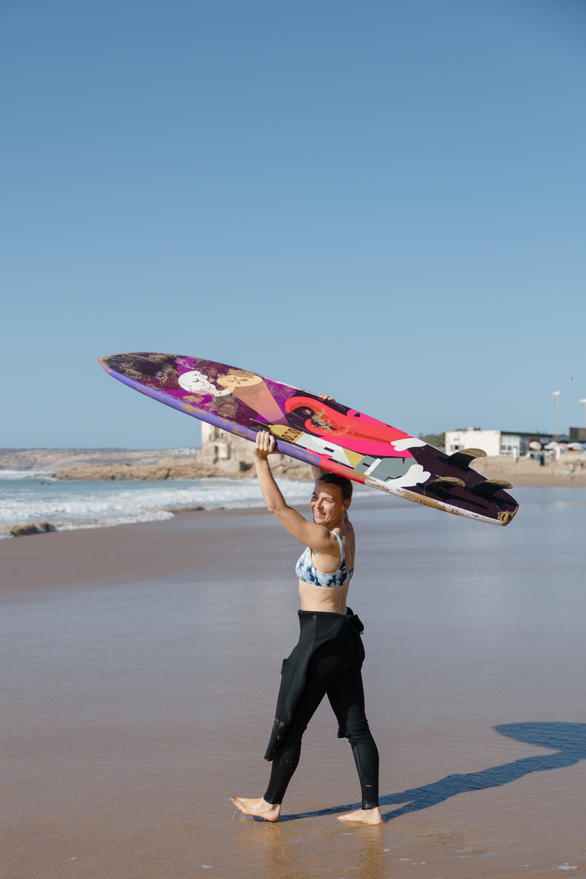 De groep met surfboards op het strand